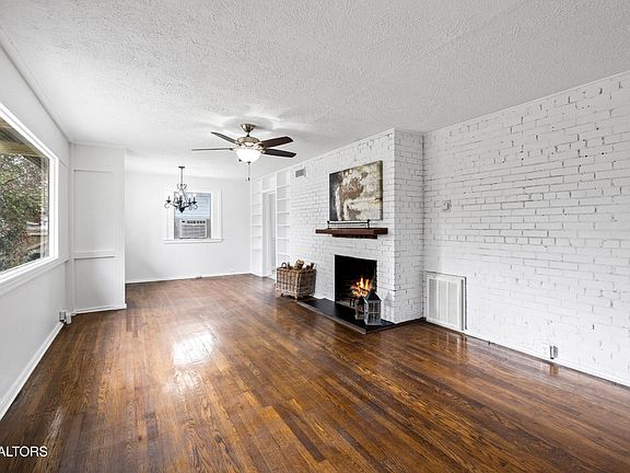 5th image of 107 W Newcomb Rd
