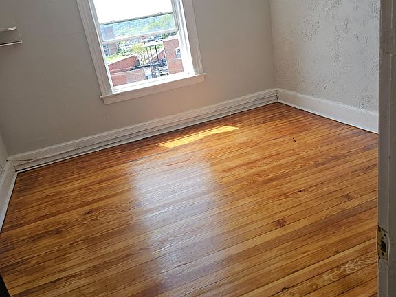 4th image of 832 N Main St #4