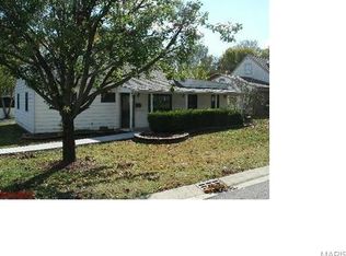 1090 N Jefferson St, Florissant, MO 63031