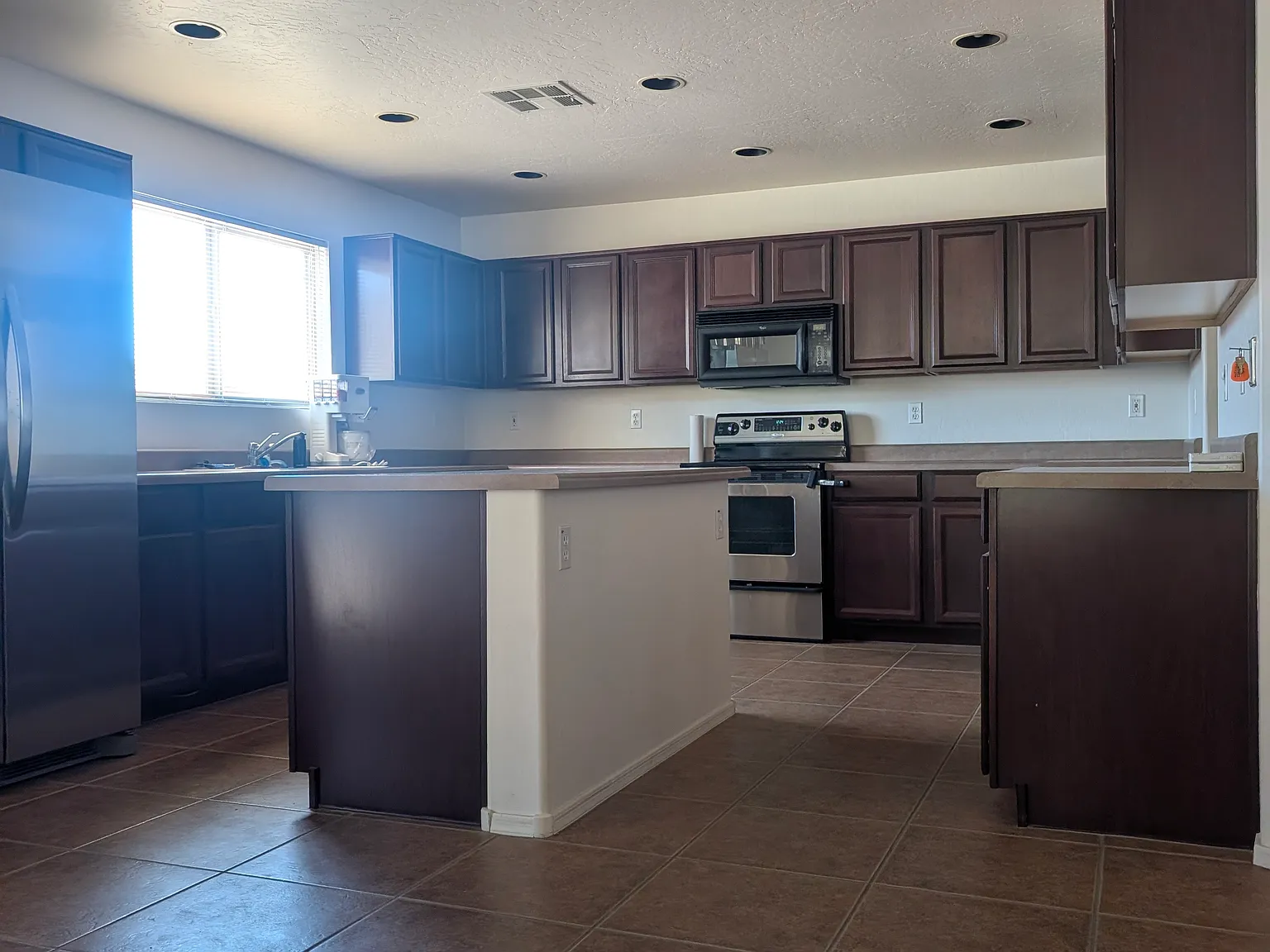 3 bed, 2.5 bath, 2597 sqft, $2,249 — Photo 3