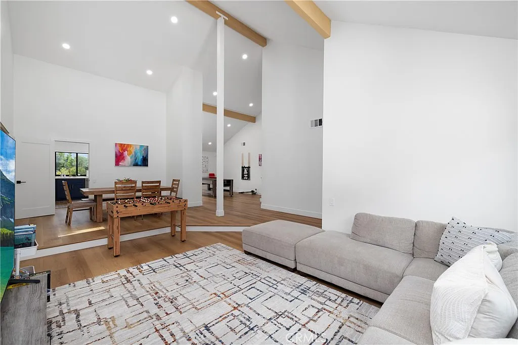 5 bed, 2336 sqft, $6,500 — Photo 4