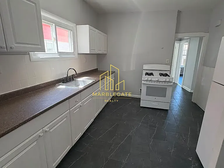 381 Leslie St #22 — Photo 3
