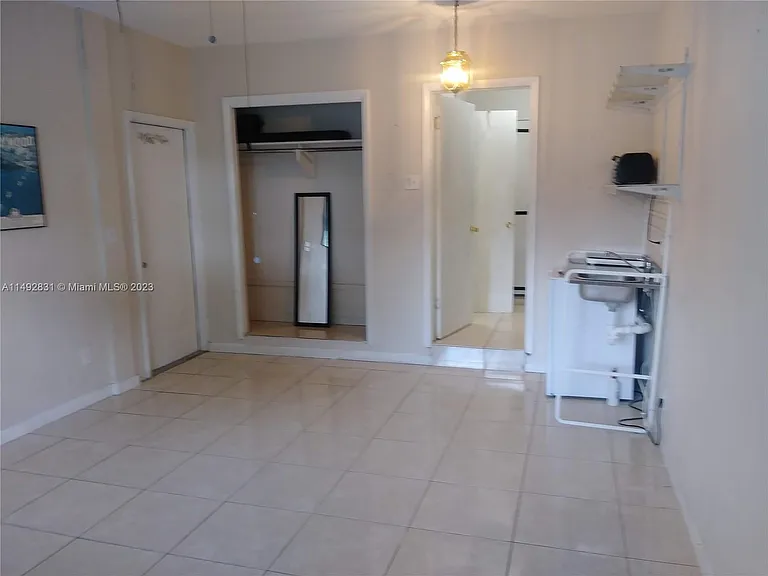 4121 Thomas St — Photo 2