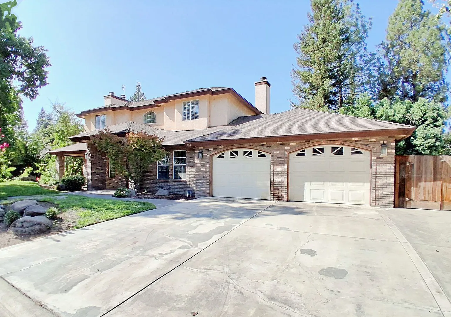 Spacious 4-Bedroom, 3-Bath Home in North Fresno! — Photo 1