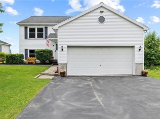 8 Meadow Dr, Livonia, NY 14487