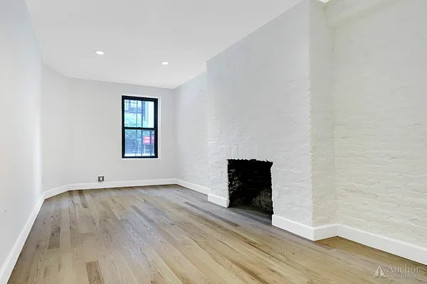 Rented by Anchor Associates | media 25