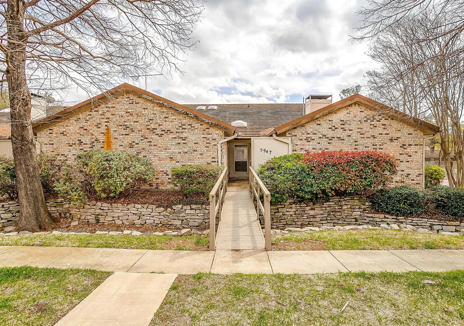 Secluded Nice Townhome- 3 Bed, 2 Bath, 2 Car Garage- 76112 — Photo 2