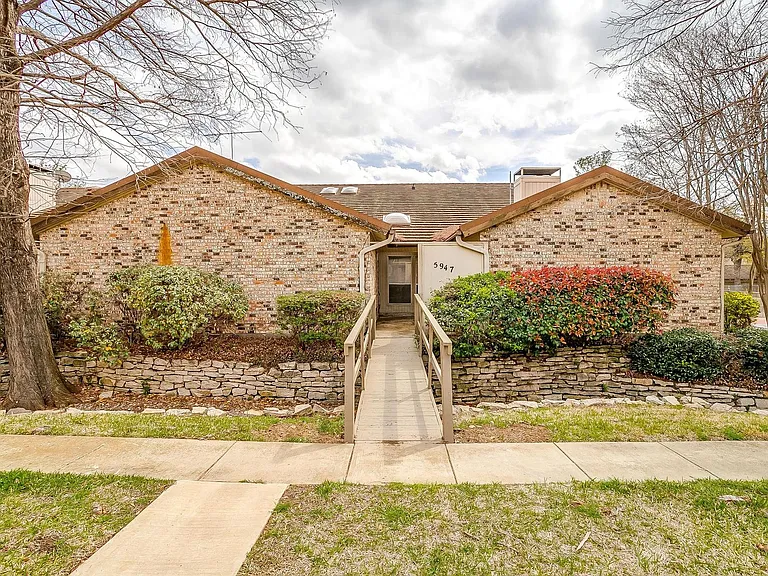 5947 Chimney Wood Cir — Photo 2