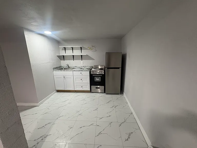 620 Whitehall St #B — Photo 2