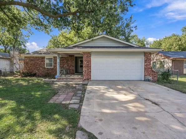 8 N Breeze Ct, Valley Center, KS 67147
