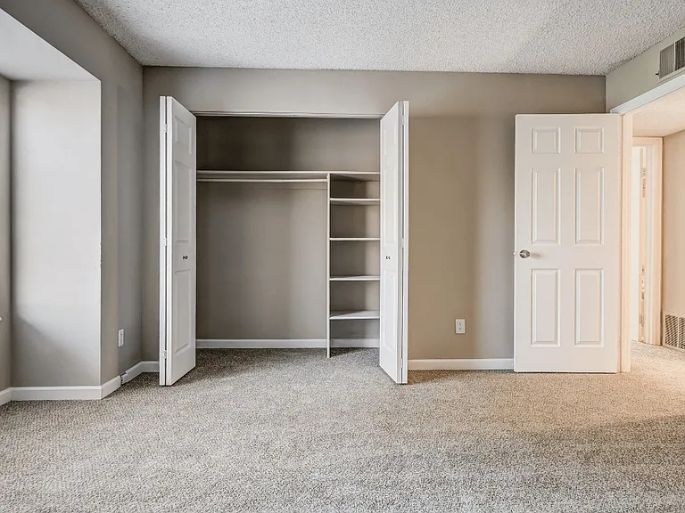 St. Moritz Apartments — Photo 30