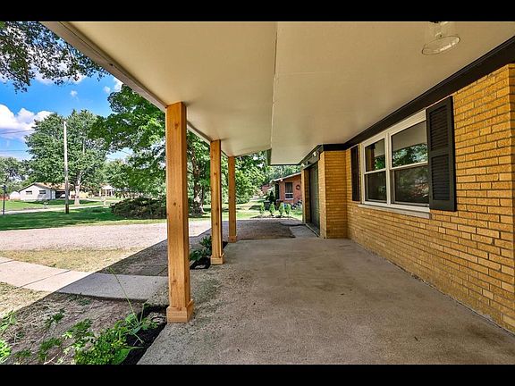 3rd image of 713 Oskamp Dr