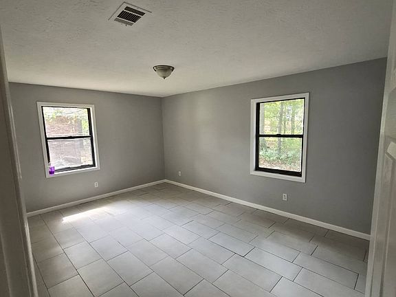 4th image of 150 Forest Pl