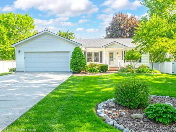 2470 Winkleman Dr, Waterford, MI 48329