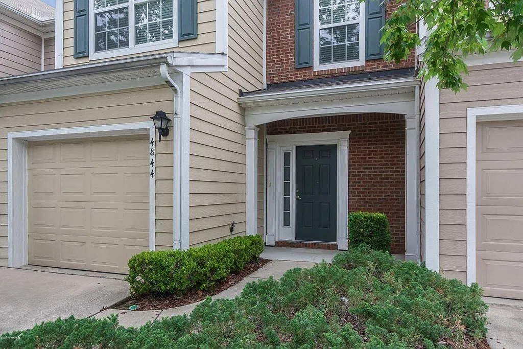 3 bed, 2.5 bath, 1515 sqft, $1,990 — Photo 3
