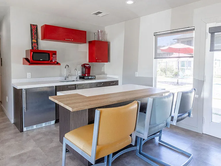Cadena Apartments — Photo 8