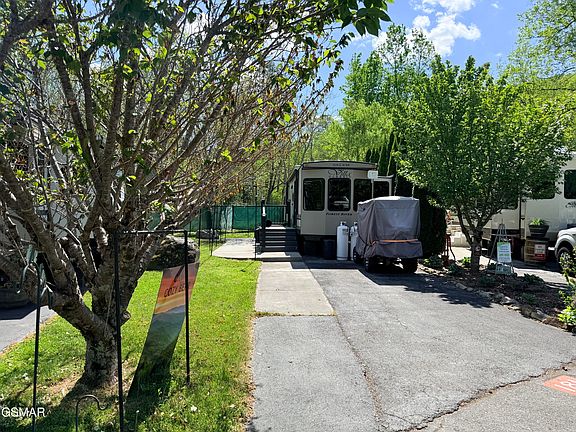 2nd image of 4229 E Pkwy #181