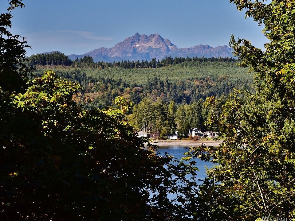 Gorgeous view of the water and mountains would be your back yard!