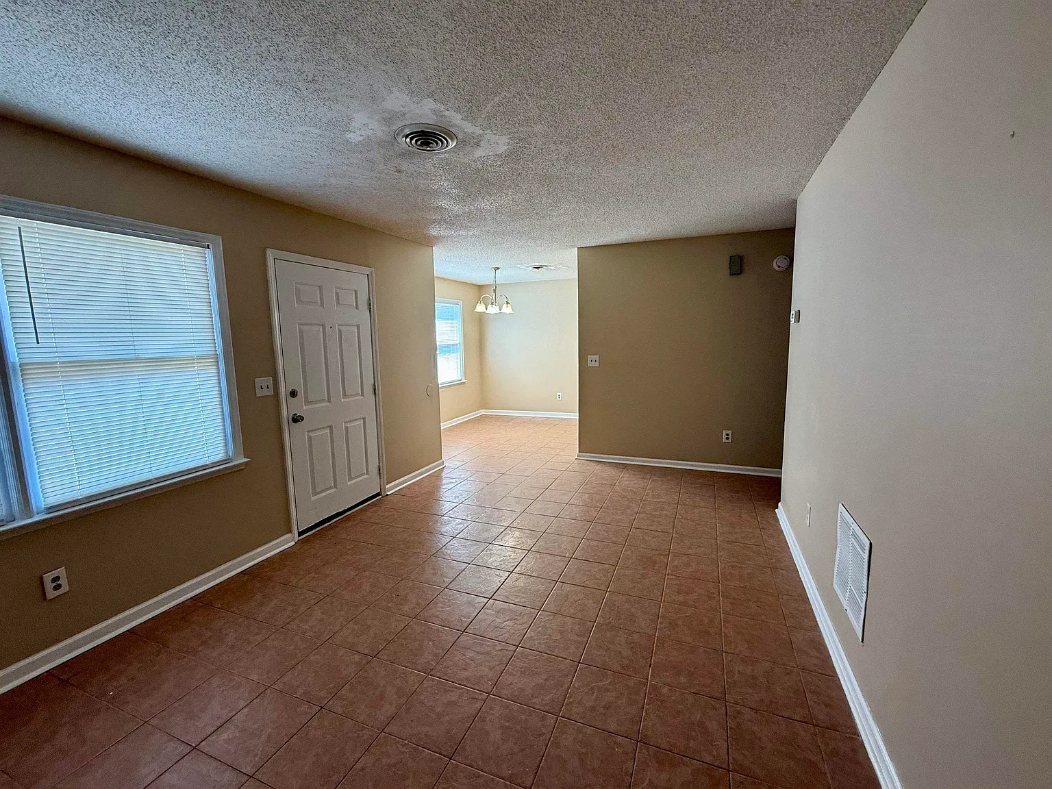 2 bed, 1.0 bath, 983 sqft, $1,300 — Photo 3