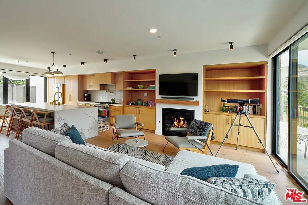 3 bed, 3.0 bath, 1599 sqft, $7,950 — Photo 1
