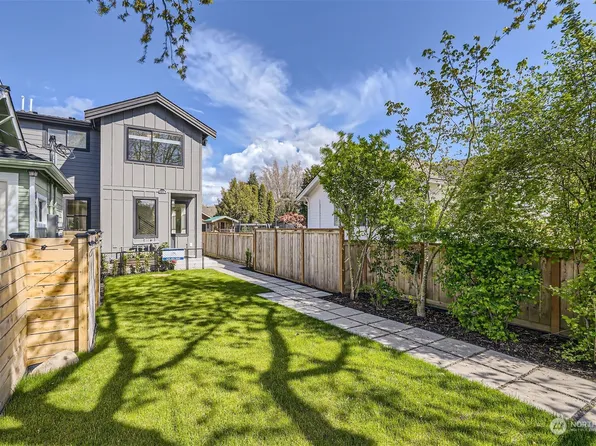8326 28th Avenue NW #B, Seattle, WA 98117