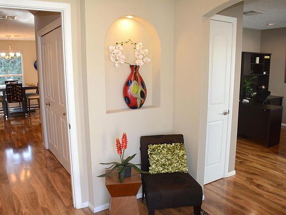 3rd image of 6516 Louise Pl NE