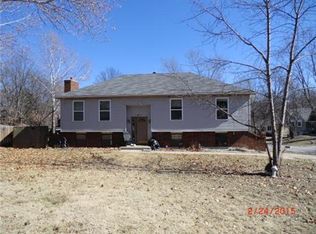 9800 NW Hampton Woods Ct, Parkville, MO 64152
