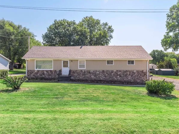 4106 Pickett Rd, Saint Joseph, MO 64503