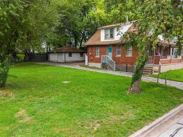2330 W 48th St, Westwood, KS 66205