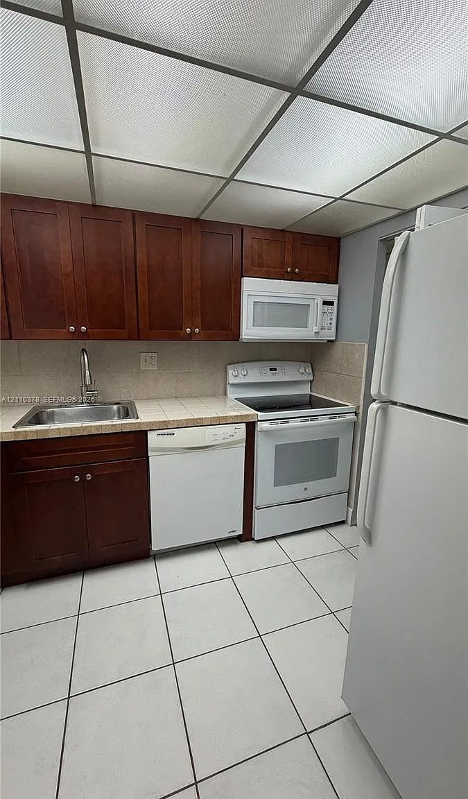 Versailles Gardens Condo — Photo 1