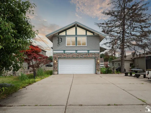 30545 Young Dr, Gibraltar, MI 48173