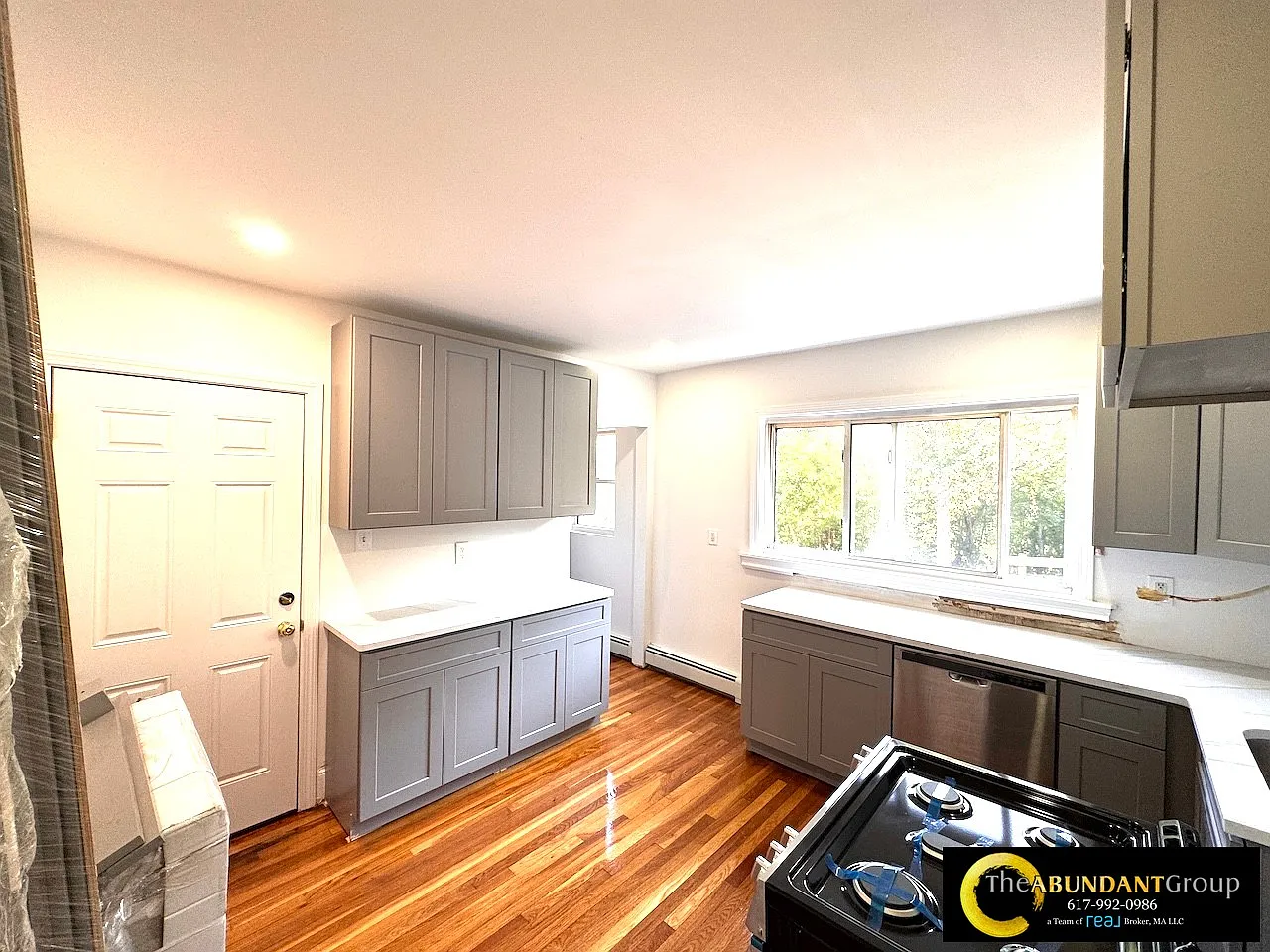 2 bed, 1.0 bath, 1100 sqft, $3,100 — Photo 2