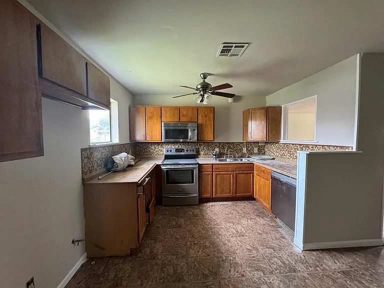 851 Aspen Ln — Photo 2