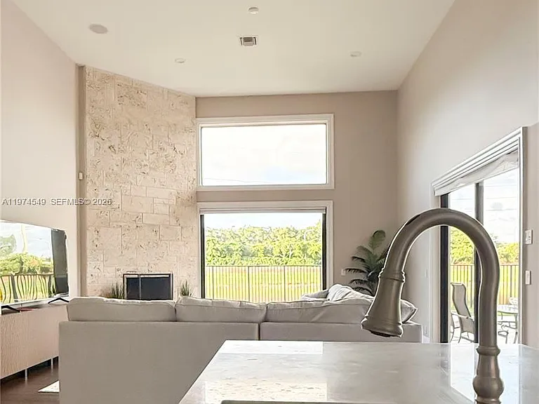 400 Alexandra Cir — Photo 21