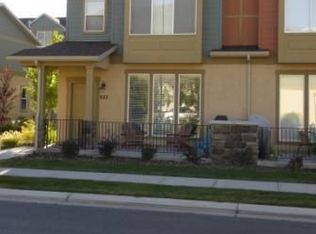 927 N Farmington Xing, Farmington, UT 84025