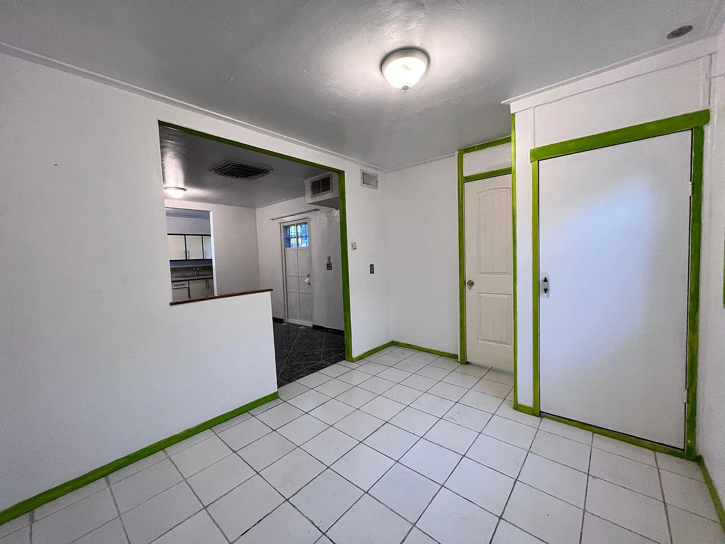 Central Studio Apartment — Photo 4