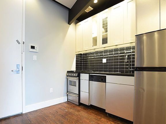 4th image of 611 Gates Ave #3A