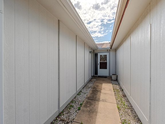 3rd image of 207 S Westview Dr