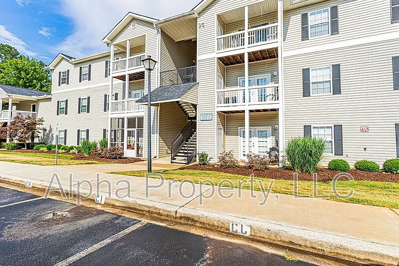 3 bed, 2.0 bath, 1296 sqft, $1,600 — Photo 2