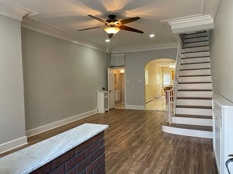 2444 E Huntingdon St — Photo 3