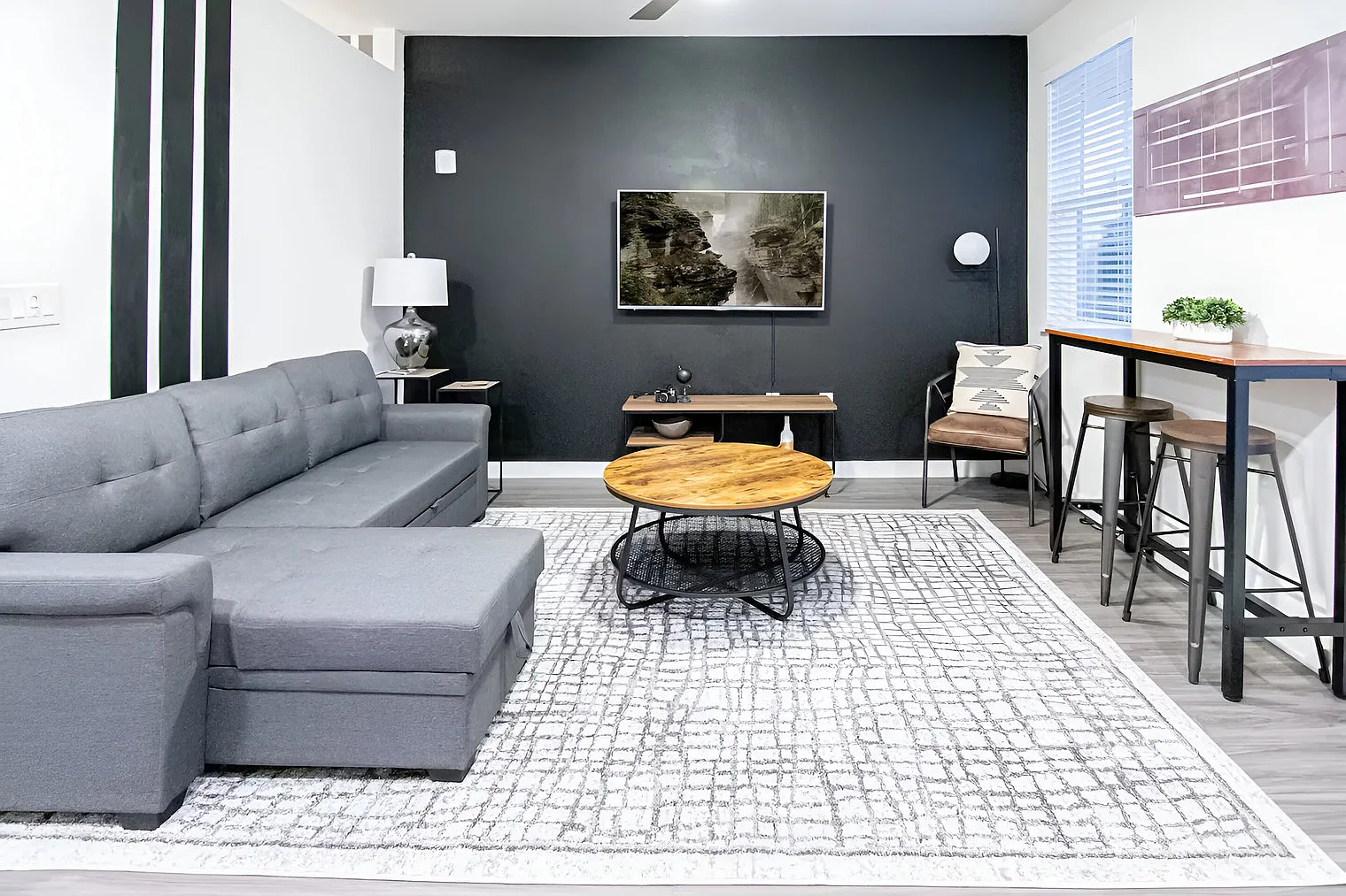 1 bed, 1.0 bath, 688 sqft, $1,813 — Photo 1