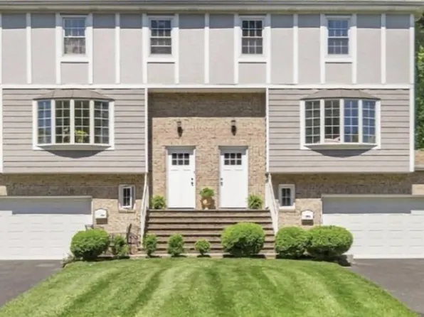 89 Forsythia Ln, Paramus, NJ 07652