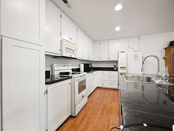 4th image of 3335 Pope Rd