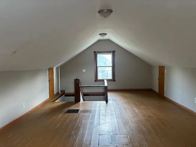 516 Wrexham Ave — Photo 18