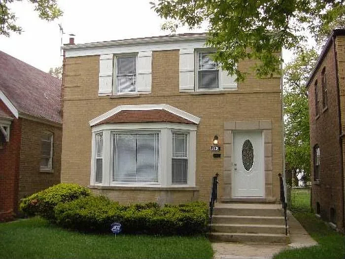 8136 S Artesian Ave photo 1