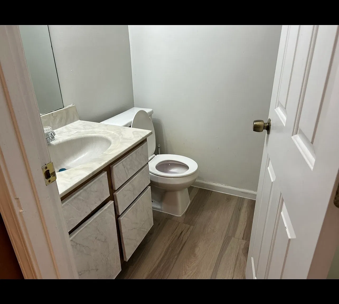 111 W Sycamore St — Photo 3