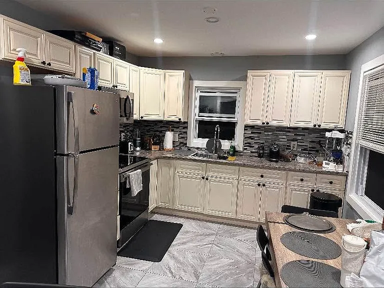 35-36 Williamsburg Dr — Photo 4