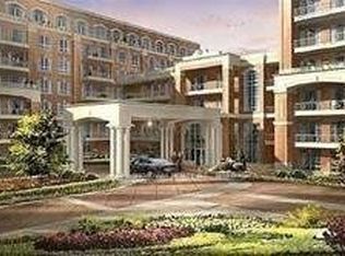 21 Burkebrook Pl #418, Toronto, ON M4G0A2