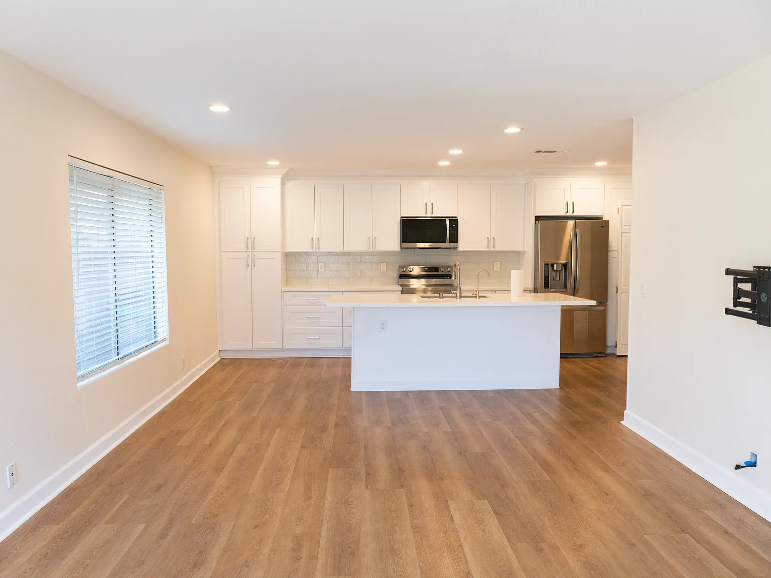 2 bed, 1054 sqft, $3,500 — Photo 2