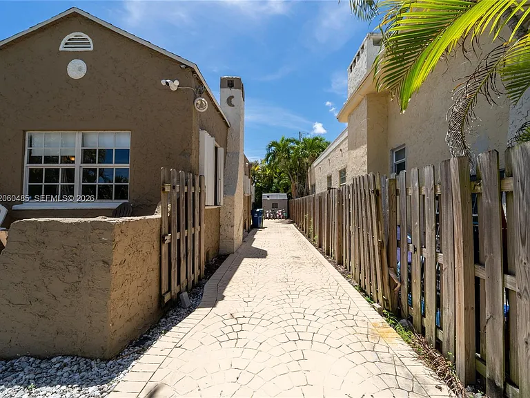 626 NE 4th Ct — Photo 4